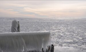 Bevroren IJsselmeer