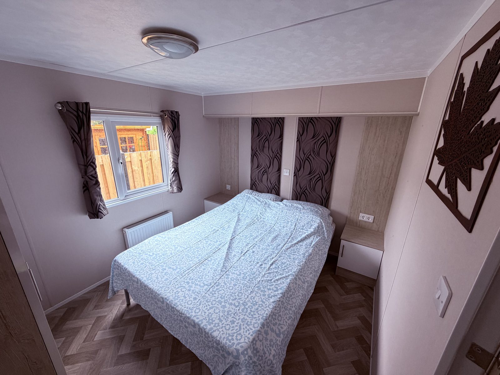 Schlafzimmer mit Doppelbett und Schränken