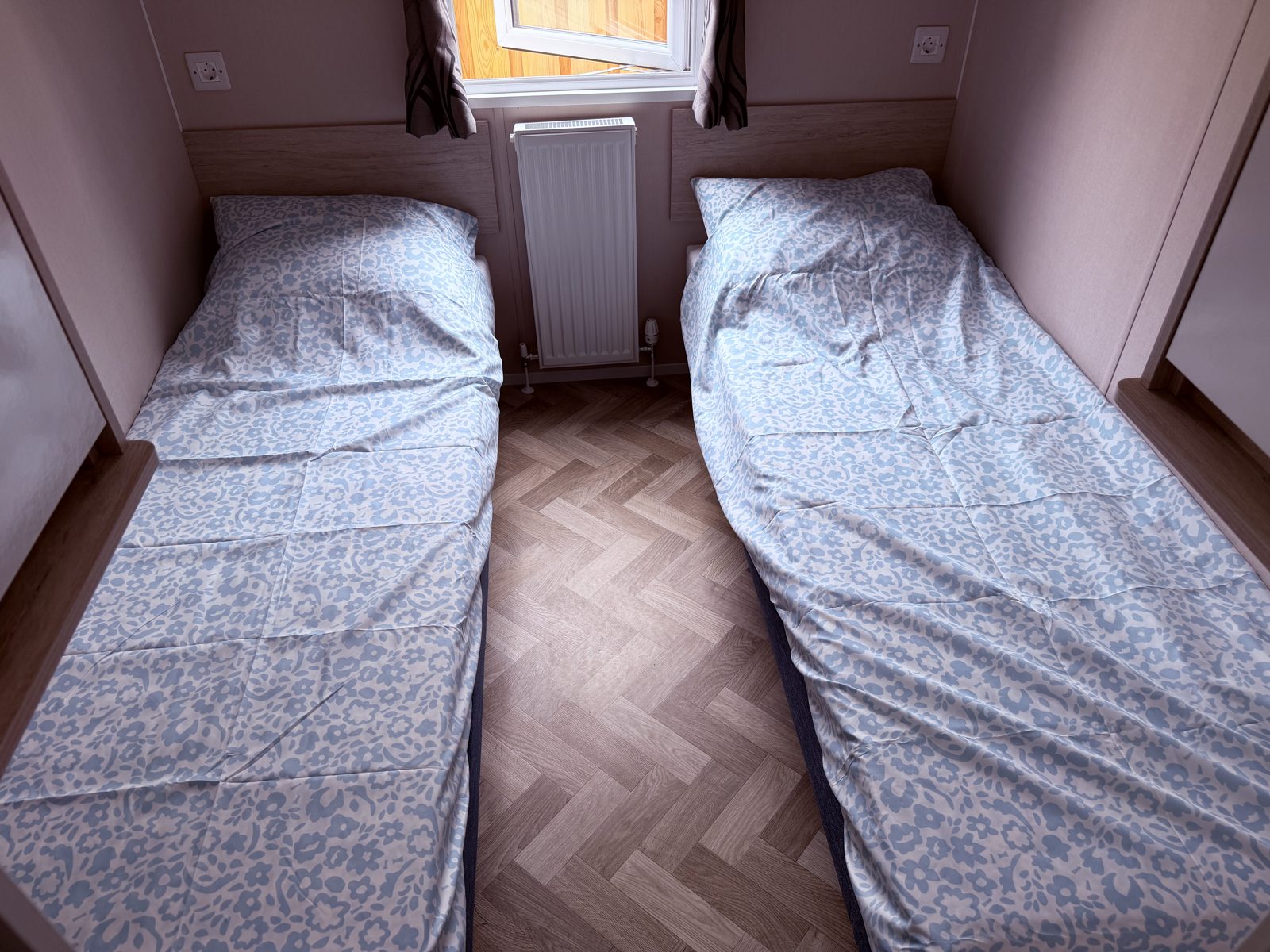 Schlafzimmer mit zwei Einzelbetten