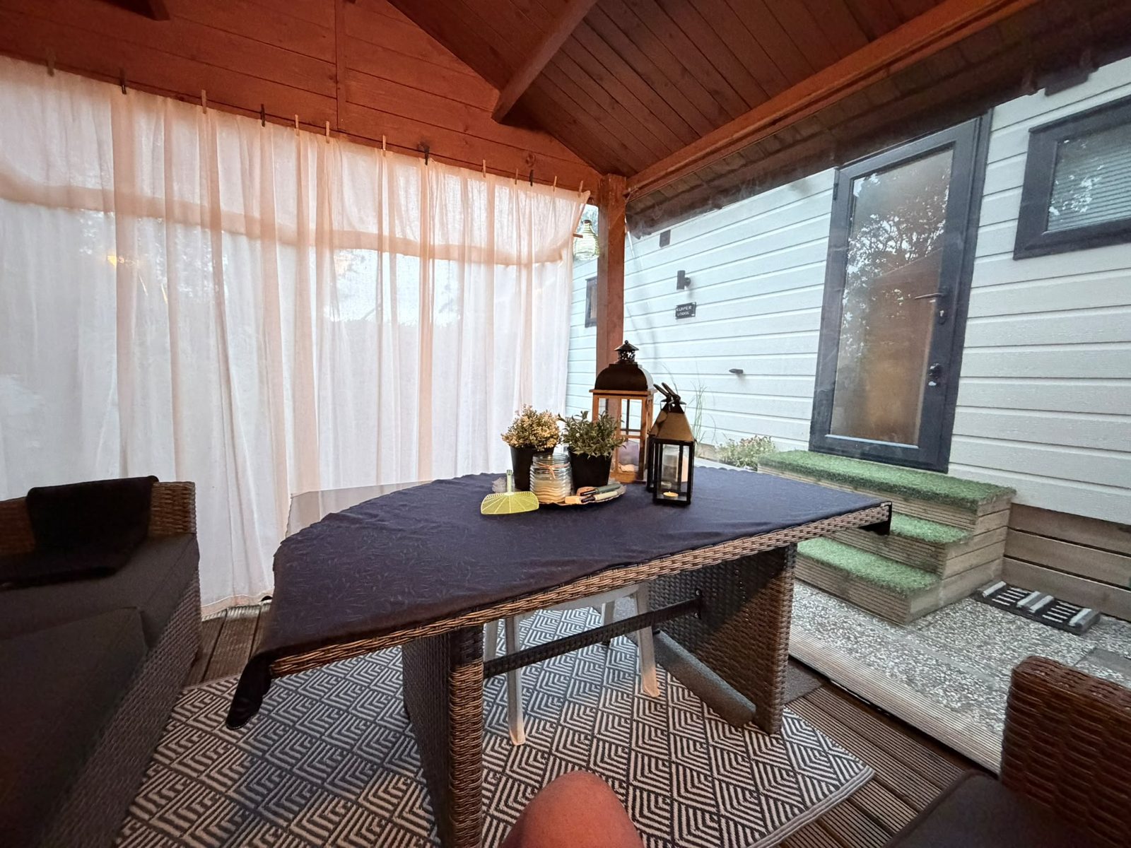 Überdachte Veranda mit Sitzecke