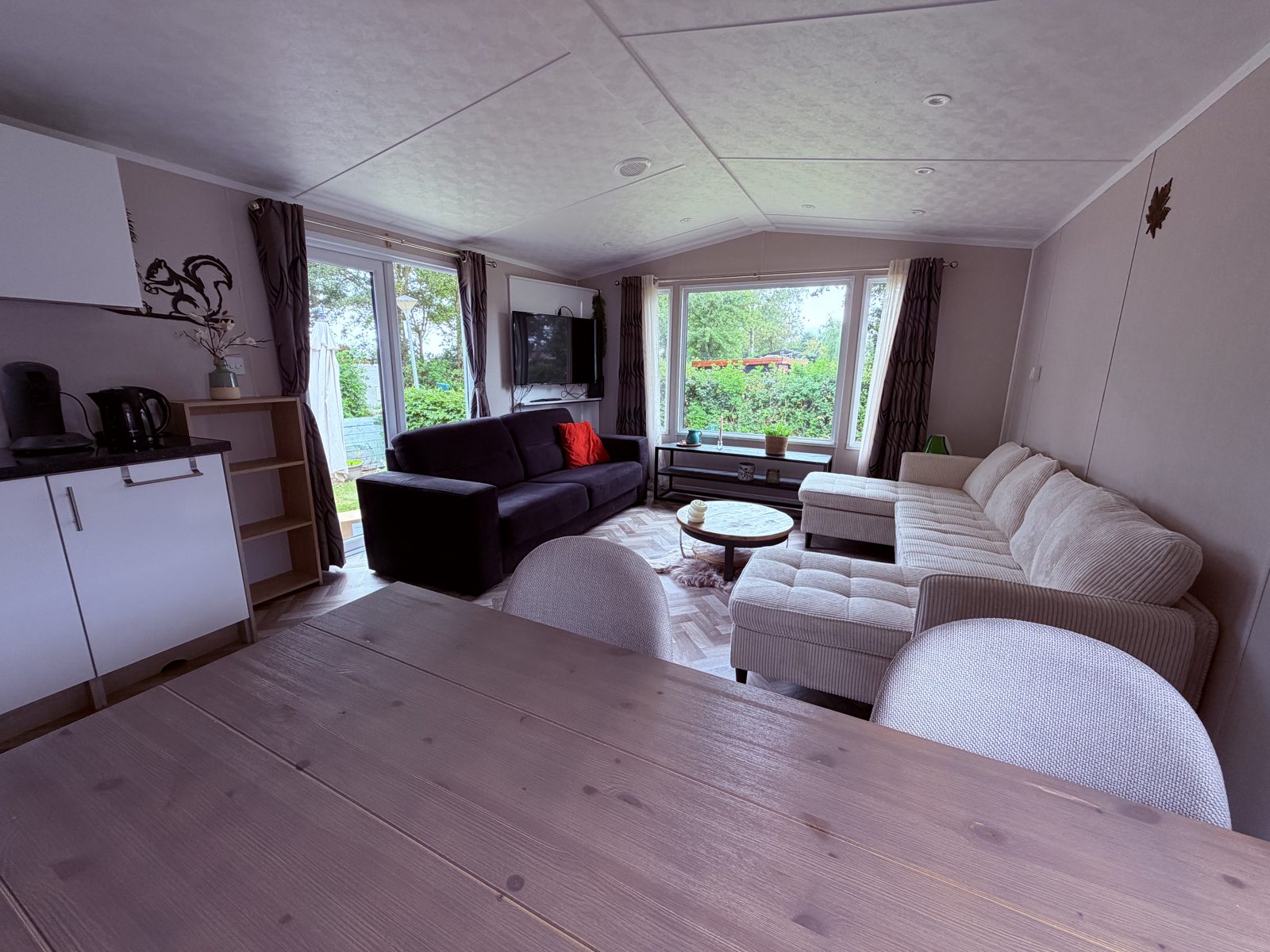 Wohnzimmer mit Sitzecke und TV