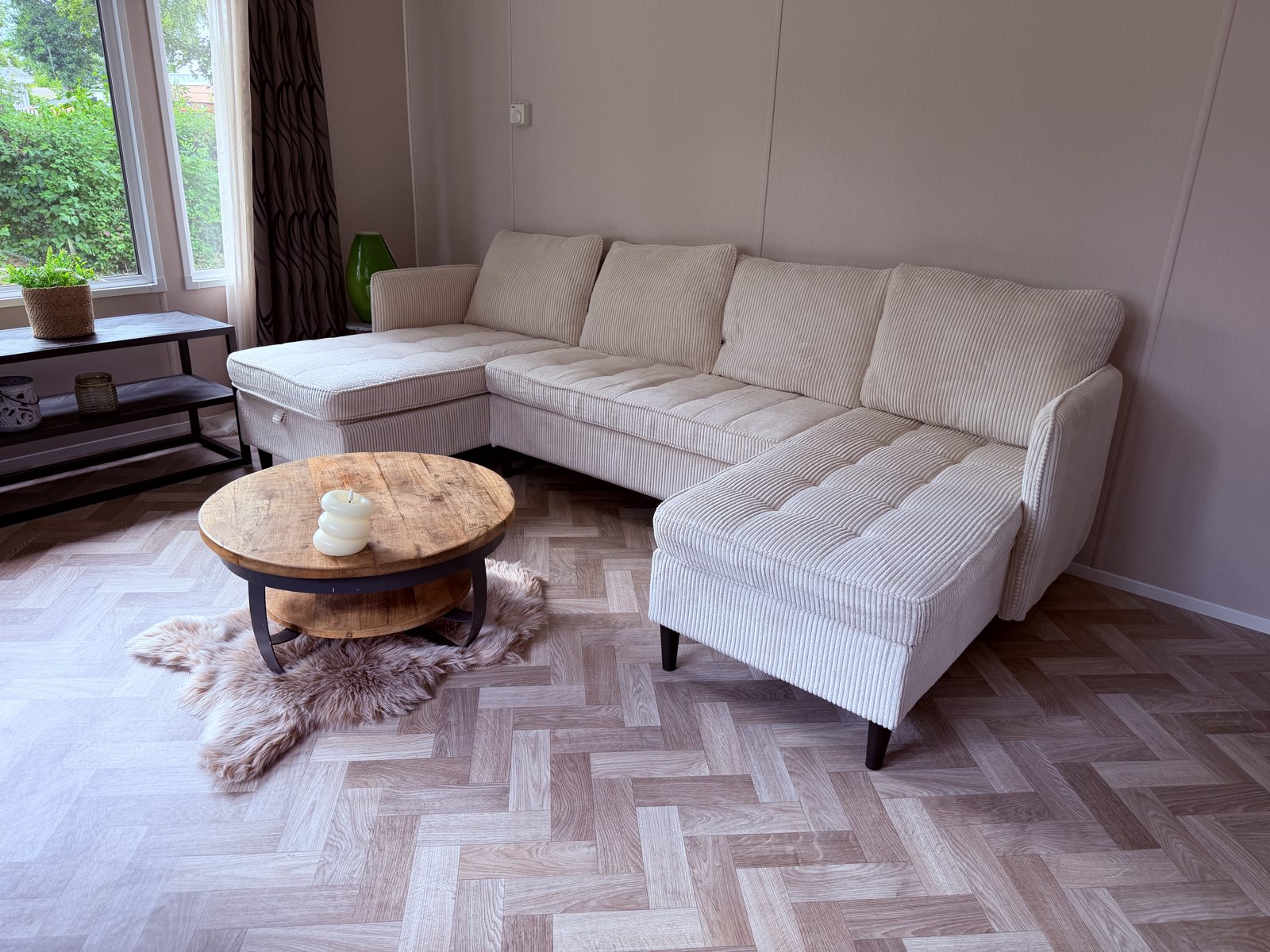 Helles Wohnzimmer mit Loungesofa